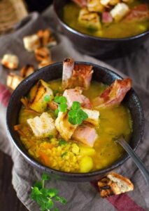 Гороховый суп с сухариками