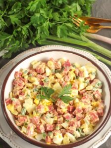 Салат с копчёной колбасой