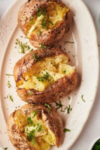 Печёный картофель с травами и маслом