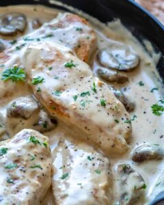 Курица в сливочном соусе с шампиньонами 